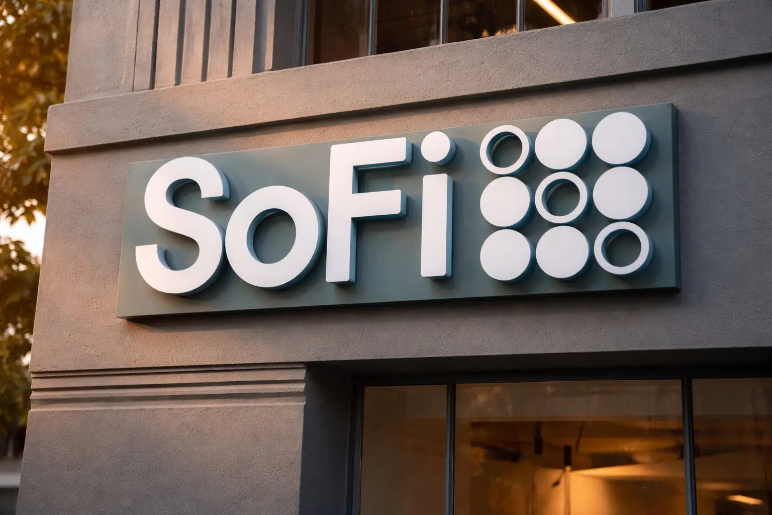 SoFi Shares Slip Following Mixed Signals from Insider Activity, Macro Data Ahead