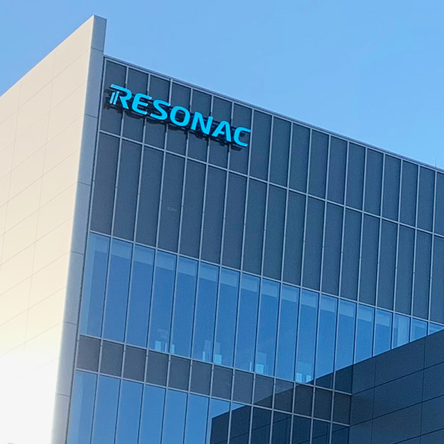 Resonac Shares Swing in Tokyo Trading as Investors Weigh Earnings Outlook and Analyst Views